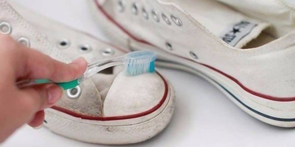 How To Clean White Converse With Toothpaste And Toothbrush